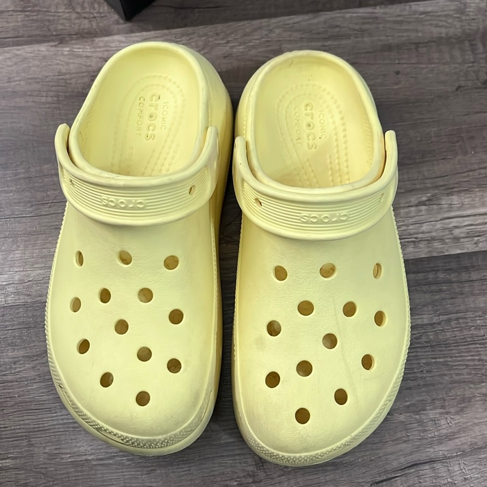Platform CROCS size 6 women 4 men